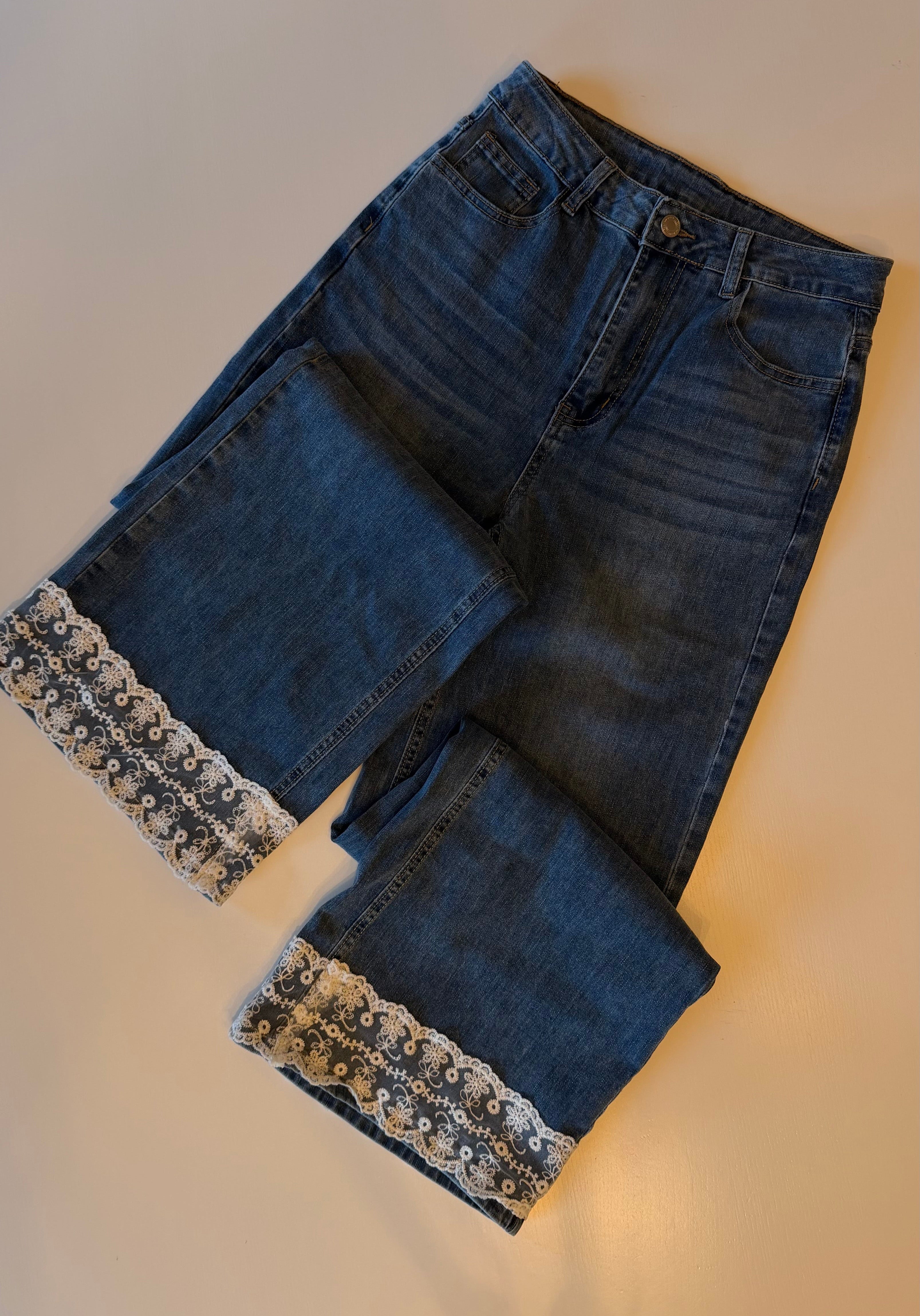 Calça jeans wide leg renda