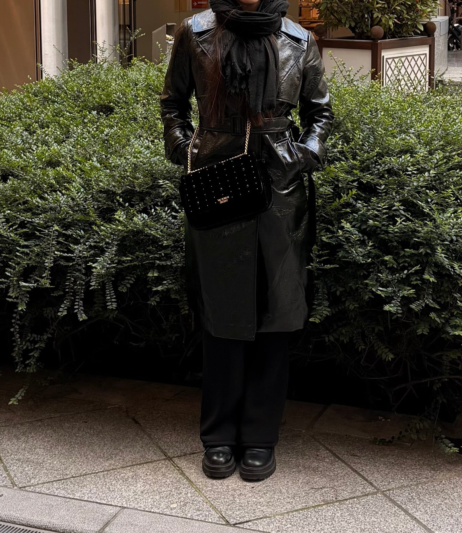 Casaco trench coat preto efeito couro com cinto