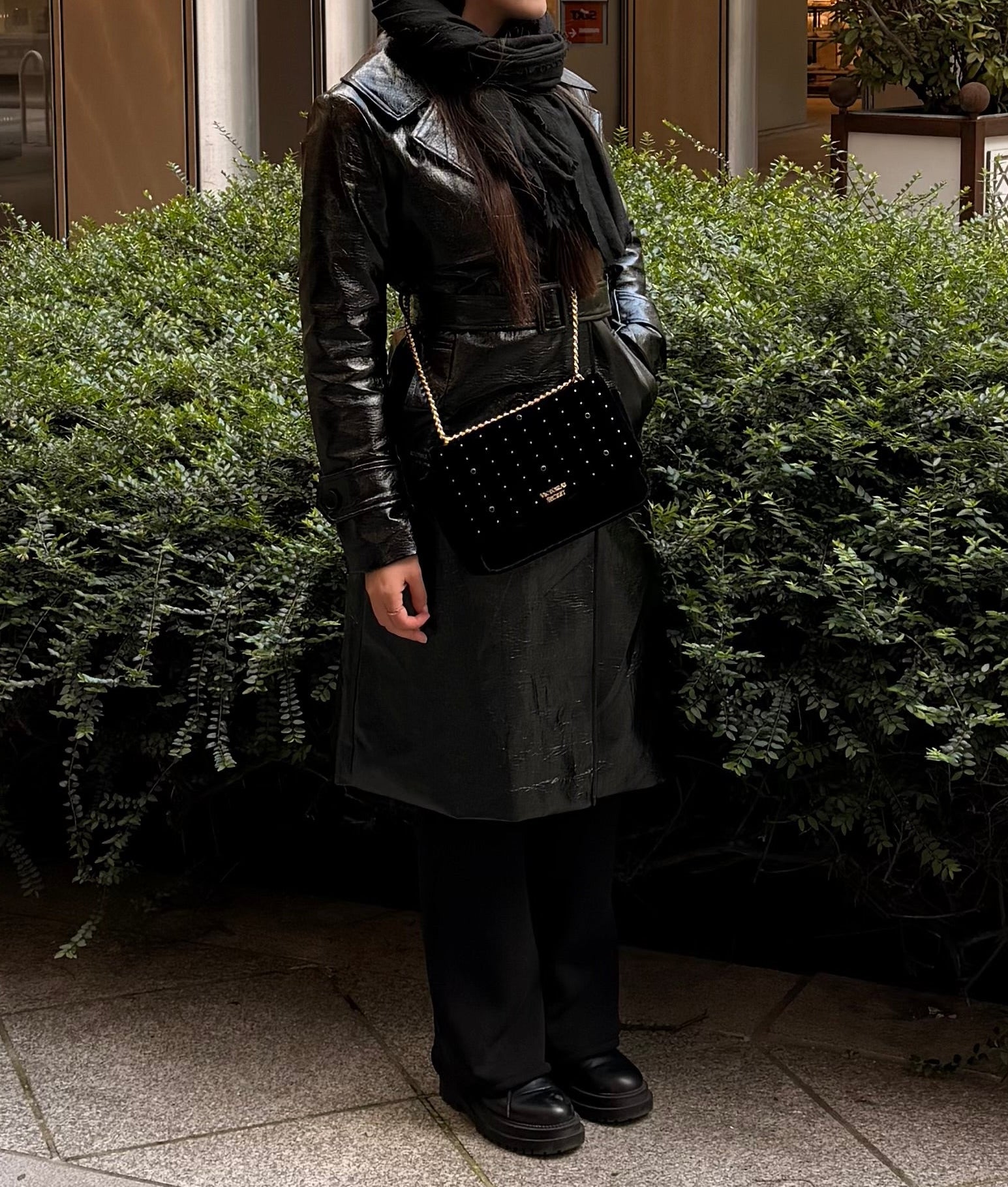 Casaco trench coat preto efeito couro com cinto