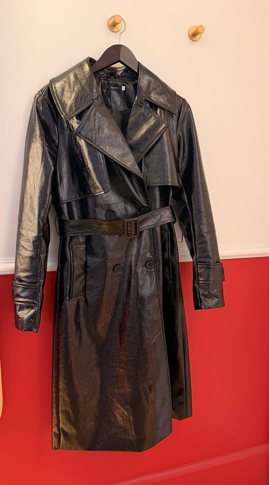 Casaco trench coat preto efeito couro com cinto